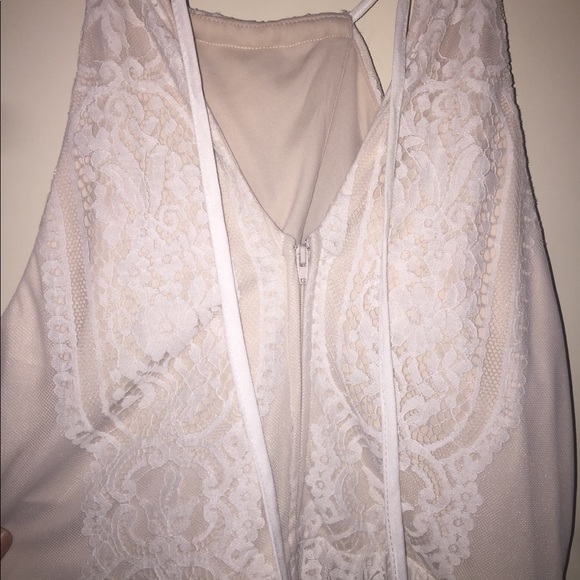 Super Cute dress with key hole in the front - Picture 4 of 7